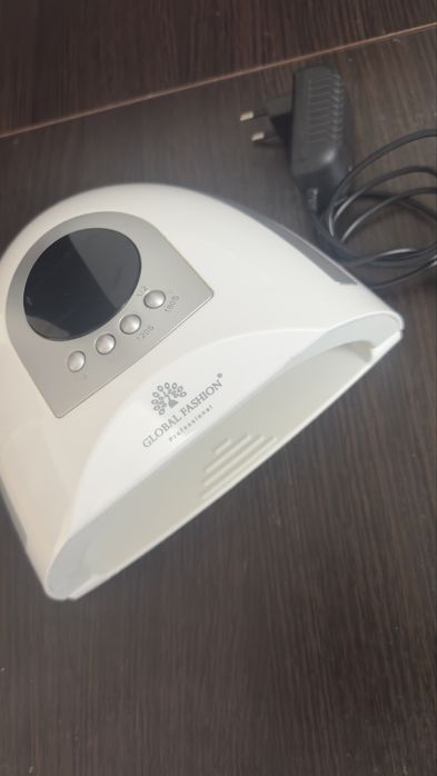 Продам манікюрний стіл,лампу,підлокотник