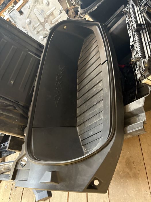 Переднє корито Tesla Cybertruck