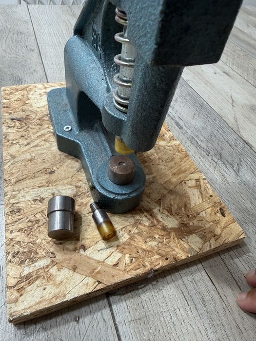 Balancim Manual para aplicar ilhoses,botões,etc.