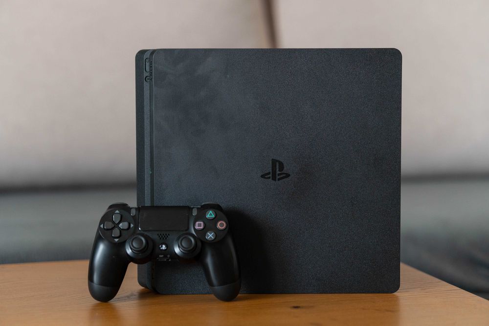 Konsola PS4 Slim 1TB | pad i kable | FW 13.02