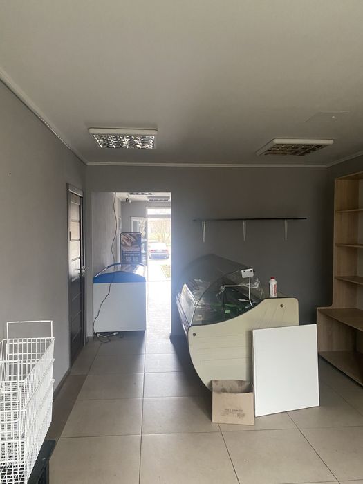 Здам половину приміщення