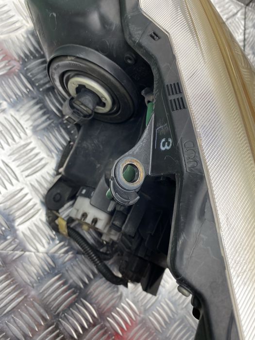 Lampa Reflektor przód przedni prawy prawa LED Toyota Prius Plus +