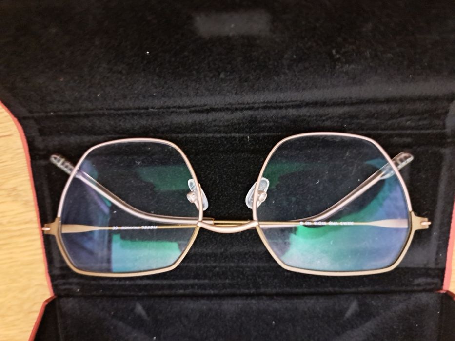 Vendo óculos modernos