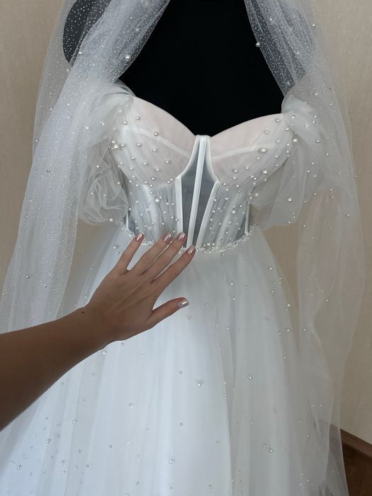 Весільна сукня Lanesta зі шлейфом