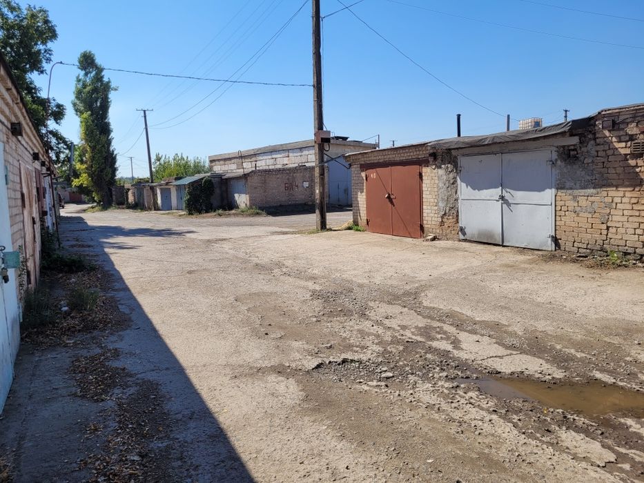 Между центрально-городским рынком и Дзержинкой продам гараж