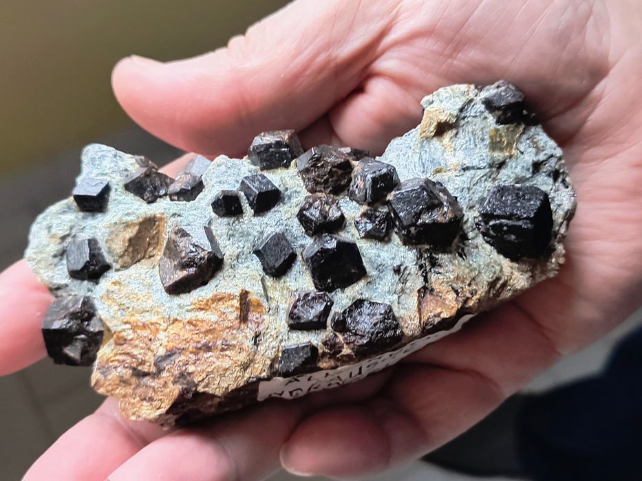 Kamień szlachetny, granaty.