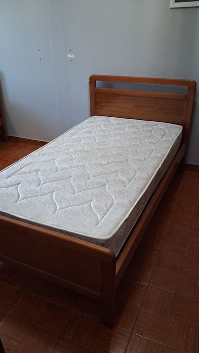 Vendo cama de solteiro com colchão