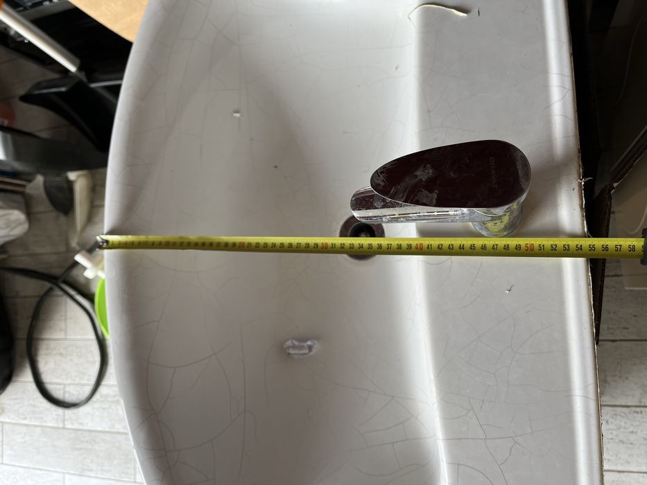 Умивальник з тумбою, краном