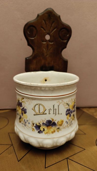 Stary fajansowy pojemnik na mąkę