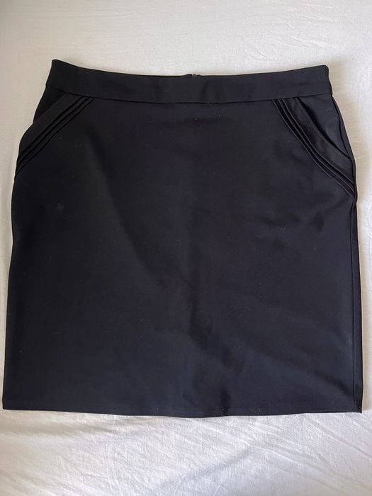 Czarna klasyczna spódnica ołówkowa do kolan z kieszeniami