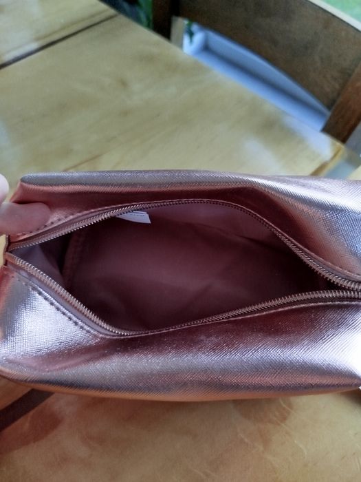 Kosmetyczka z literką C na przodzie.