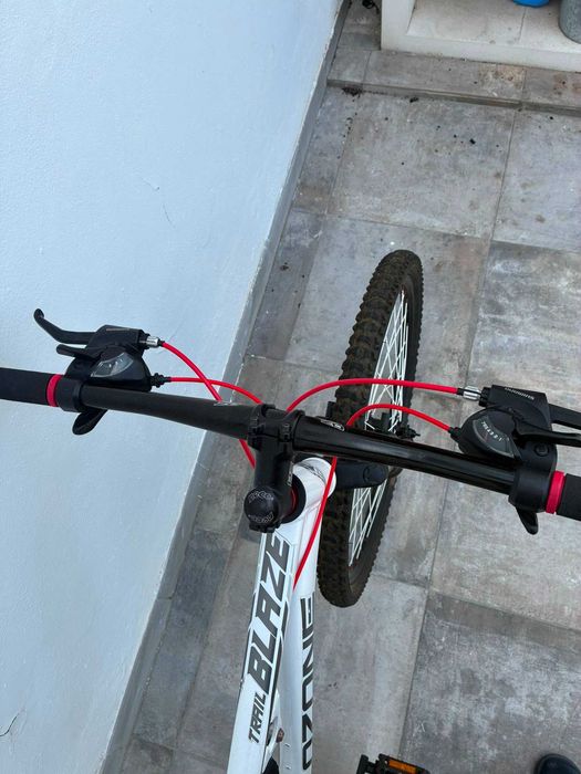 Bicicleta Ozone Trail Blaze de suspensão total – branca/vermelha