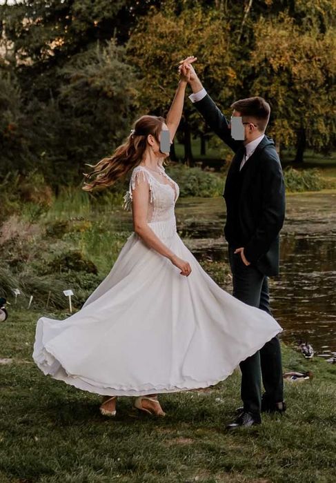 Suknia ślubna z trenem boho frędzle