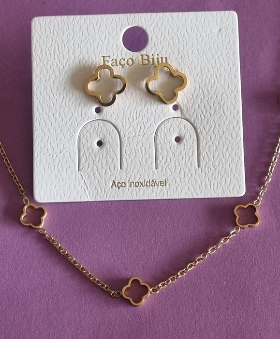 Conjunto dourado (colar e brincos), em aço, trevo de 4 folhas.