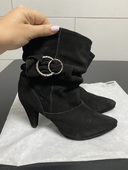 Botas com salto novas