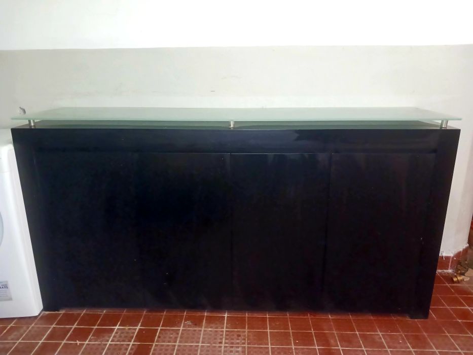 Móvel 4 portas e 1 gaveta