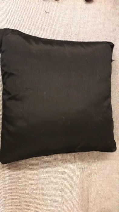 Almofada preta com lindas flores em rosa e verde