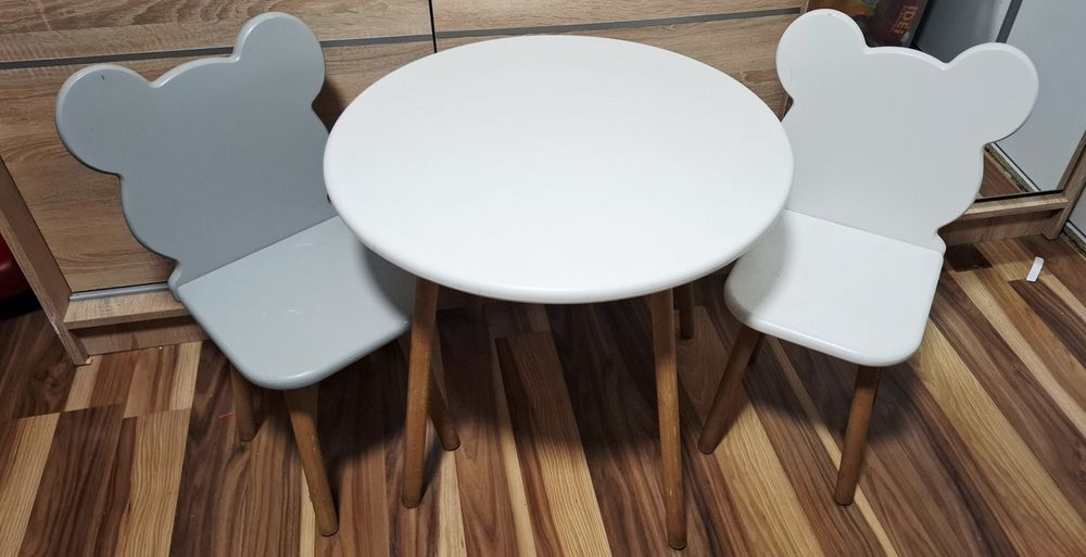 Stolik z krzesełkami dla dzieci