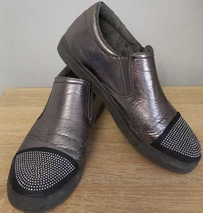 стильні туфлі-лофери, сріблясті з камінчиками, 40р-ідеальний стан