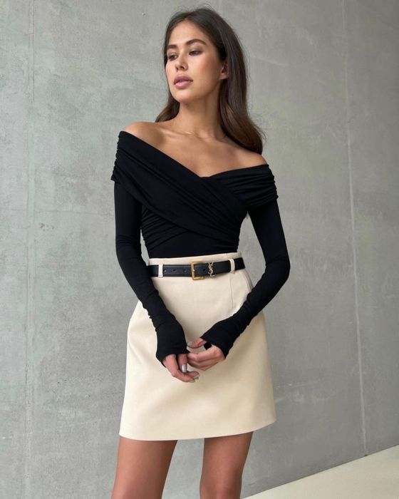 Боді жіноче чорне та біле на спущені плечі з драпіюванням