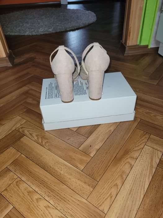 Buty na obcasie r.38 nowe bez metki