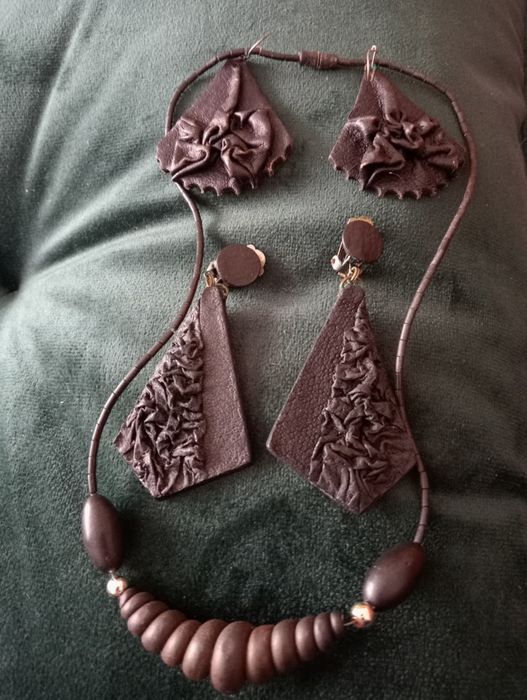 Naszyjniki, łańcuszki, wisiorki,zawieszki,broszki,komplety,