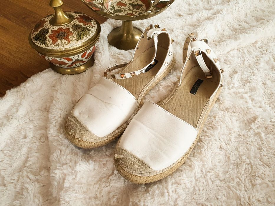 Białe sandałki z ćwiekami