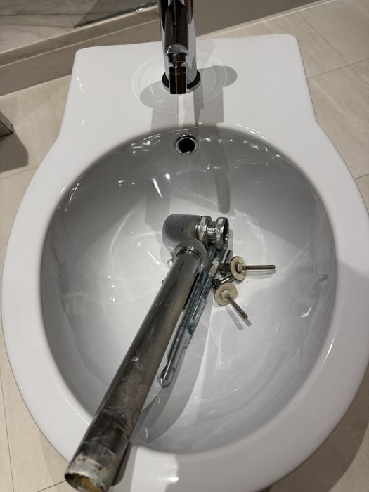 Bidé suspenso com ferragens