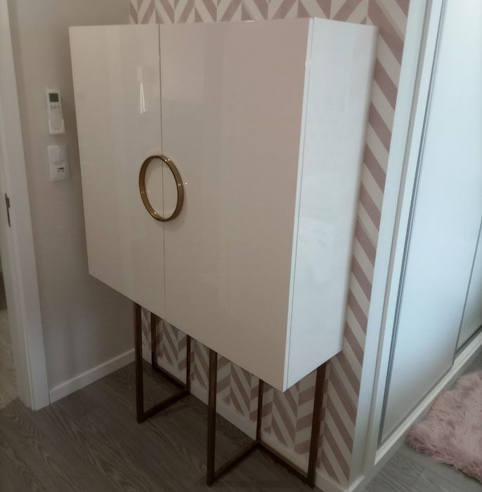 Armário Bege com pés inox dourado