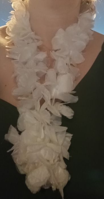 Colar branco de flores