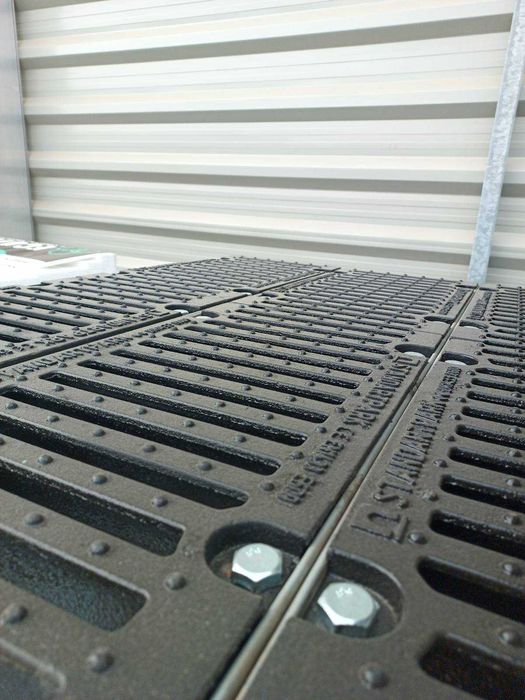 Лоток водовідведення. Пісковловлювач пластиковий з чавунною решіткою