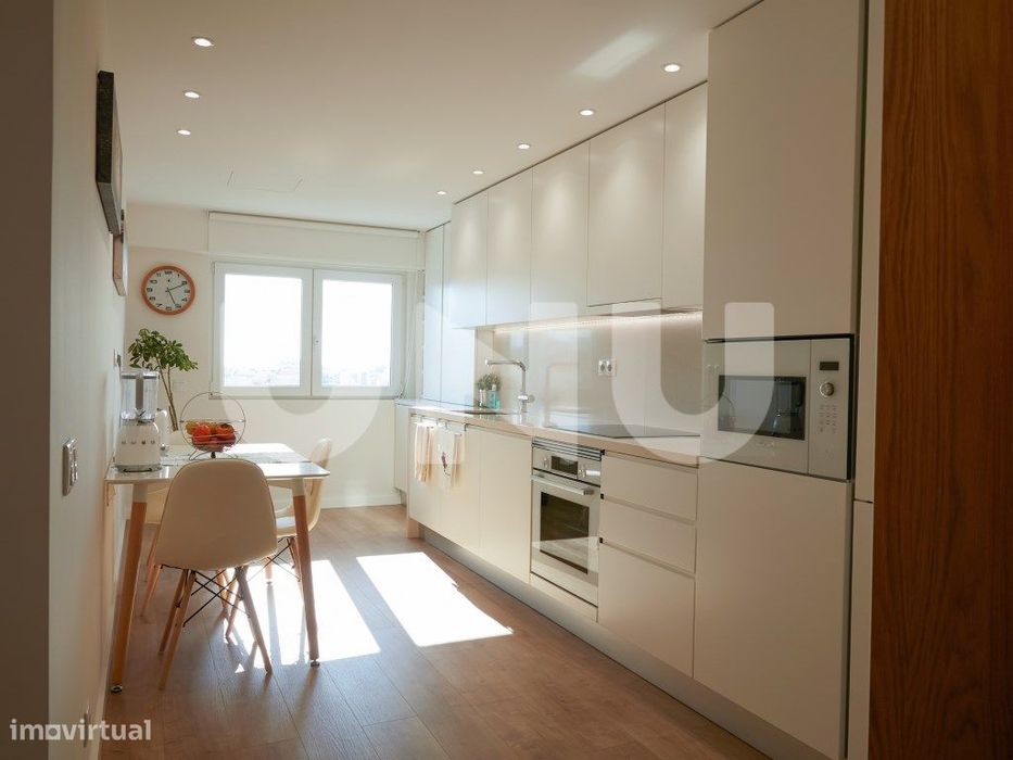 Apartamento T2, remodelado, em condomínio com piscina.