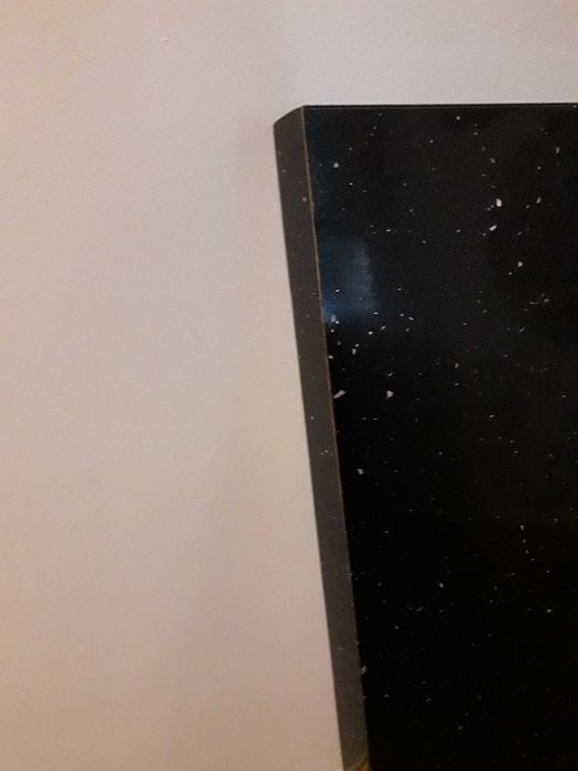 Placa de contraplacado preto com pequenos brilhos