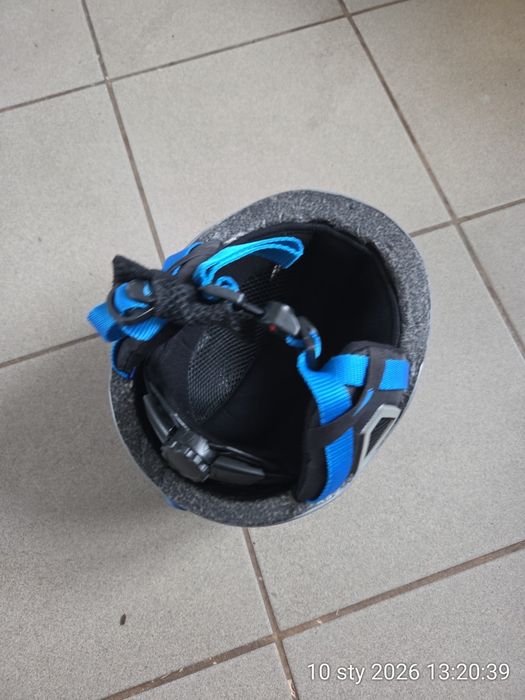 Buty i kijki narciarskie.