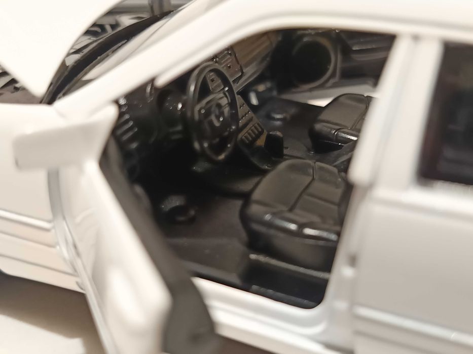 MODEL SAMOCHODU - MERCEDES W140 - SKALA 1:32 - biały połysk
