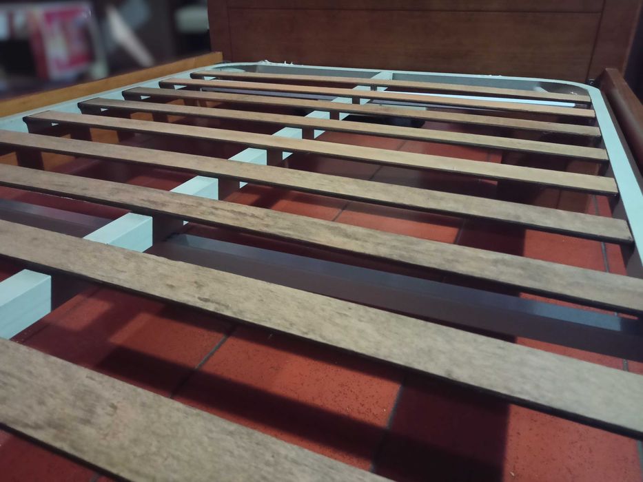 Cama de solteiro com estrado (180cm x 100cm)