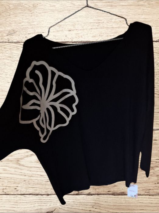 Sweter damski z kwiatem