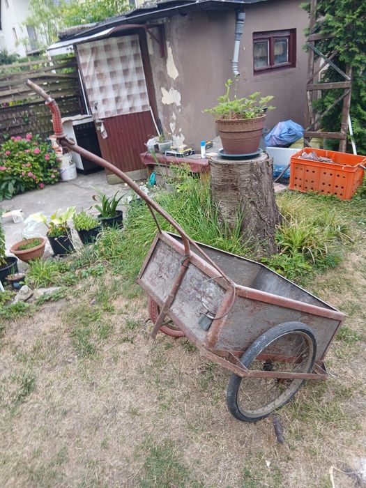 Wózek transportowy z PRL-U.