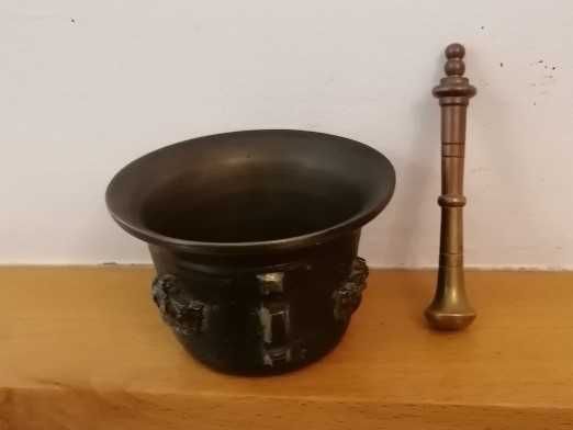 Almofariz em bronze antigo, completo, com coroas