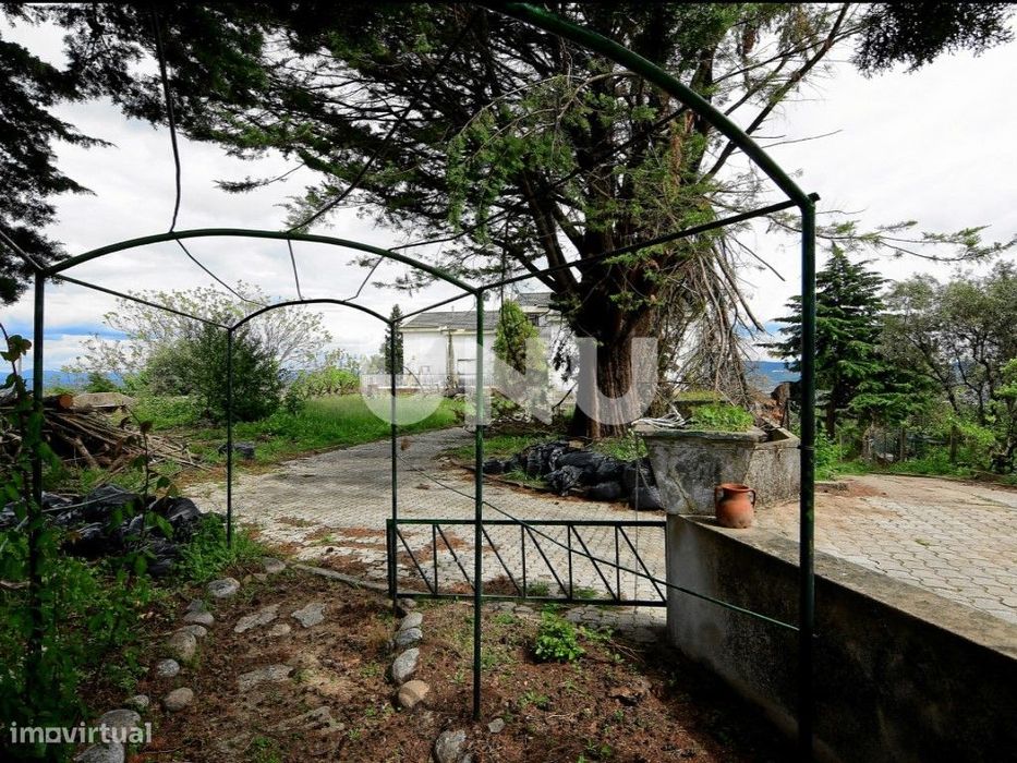 Moradia Isolada T8 para reabilitar, na Covilhã.