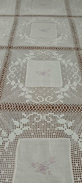Toalha de mesa de linho e renda