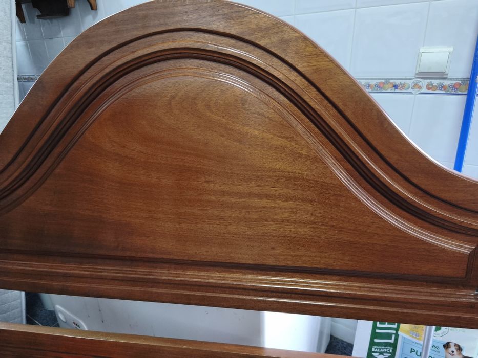 Cama, mesas de cabeceira e colchão como novo