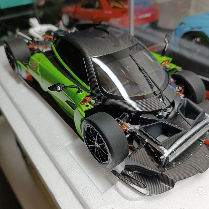 Pagani LCD 1:18 jak AutoArt