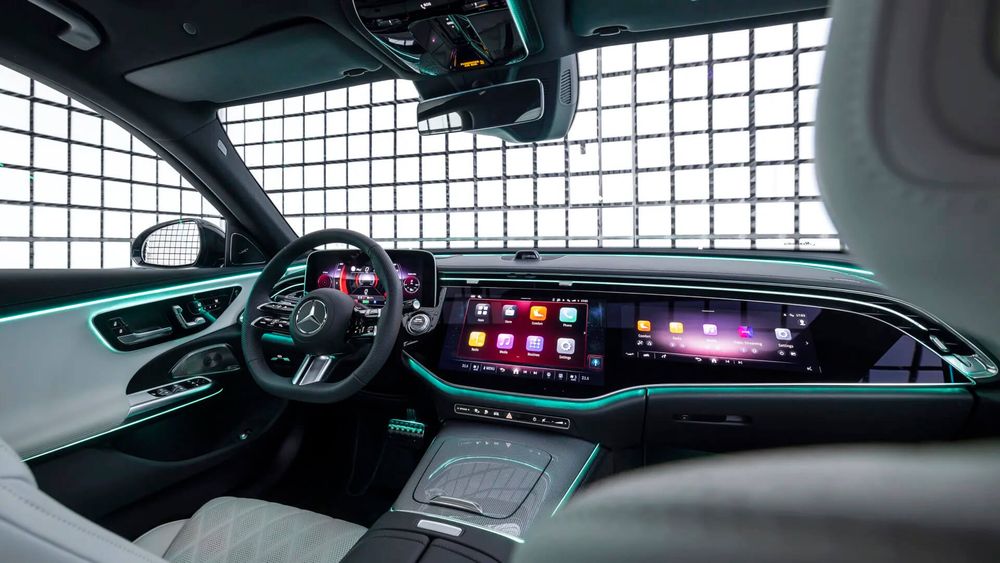 Mercedes E klasa (W214) 2024 miętowy kokpit