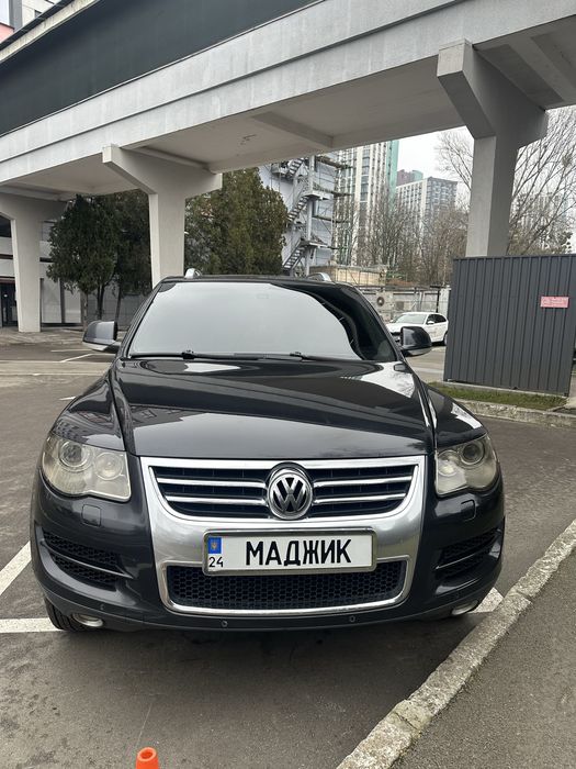 Volkswagen Touareg в відмінному стані. Весь в рідній фарбі. Перебрана ходова нові ричаги всі. Замінений грм, відреставрована турбіна. Все на гарантії. Тонована дорогою плівкою, фари броне плівкою. Нова зимова гума, літня на дисках теж нова. 
Жодних нюансів по авто, любі перевірки.