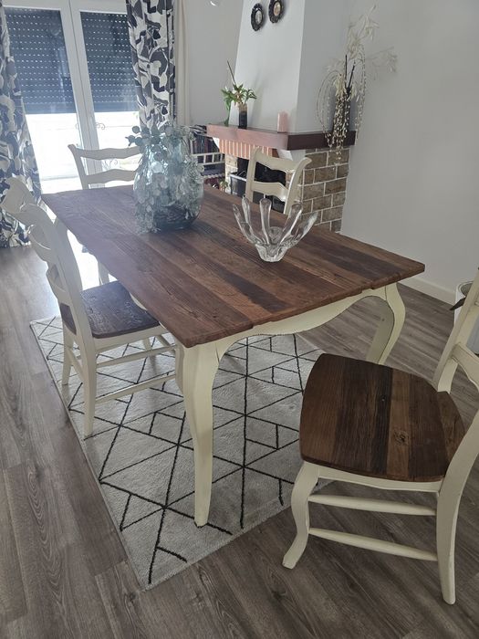 Mesa de jantar com 4 cadeiras otimo estado optima qualidade