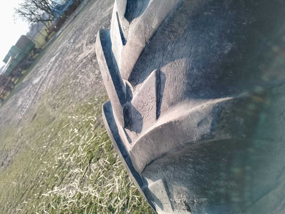 ,,Oddam opony 16.9/28"