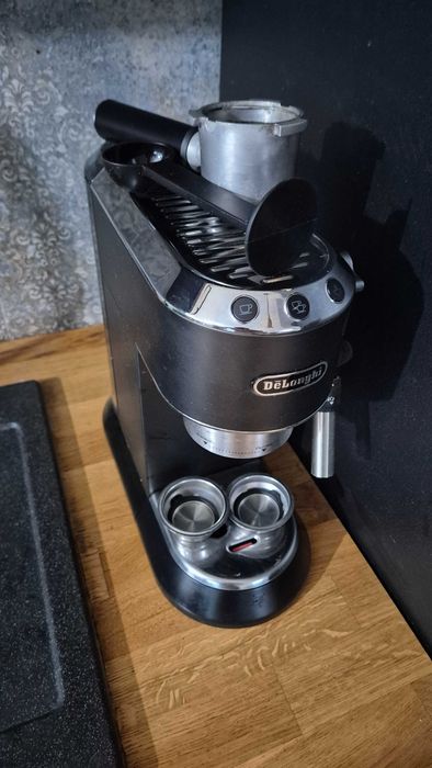Ekspres ciśnieniowy kolbowy De Longhi Dedica EC685.BK