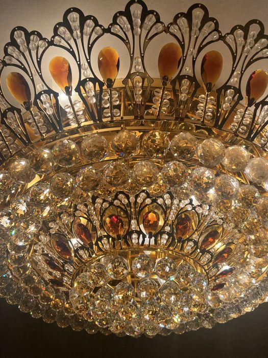 Кришталева люстра у класичному стилі