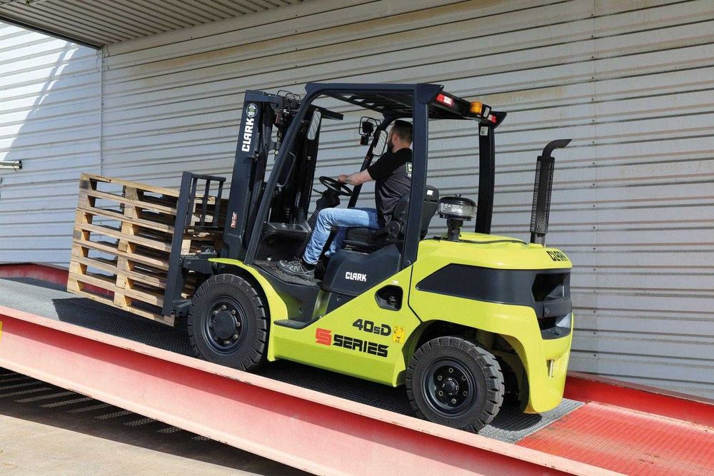 Новий дизельний навантажувач CLARK S50s